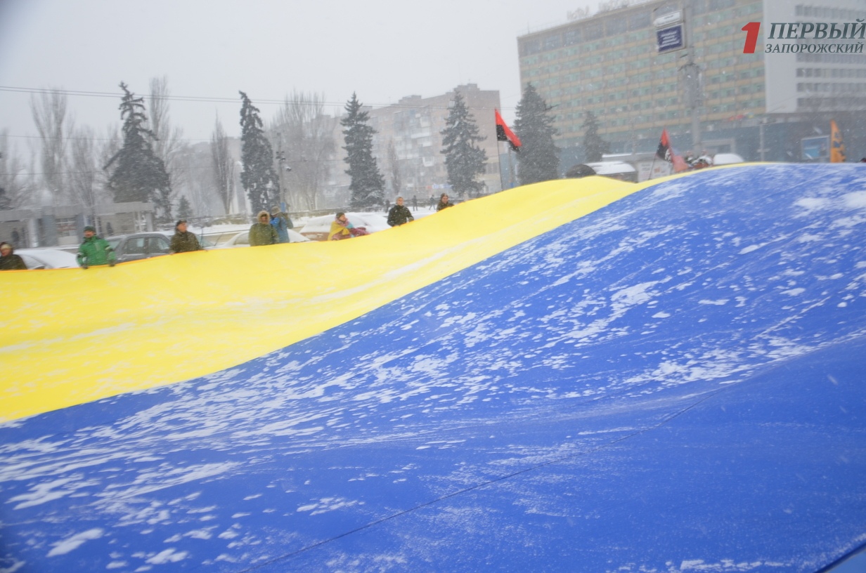 В Запорожье активисты развернули огромный флаг под стенами ОГА - ФОТО, ВИДЕО