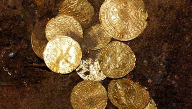 В польском соборе нашли клад с золотыми монетами и украшениями
