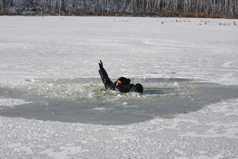 Запорожских рыбаков предупреждают об опасности нахождения на льду
