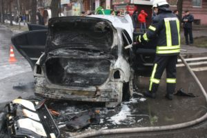 В Запорожье столкнулись две легковушки: одно из авто загорелось - ФОТО, ВИДЕО