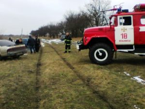 В Запорожской области легковушка едва не слетела в озеро - ФОТО