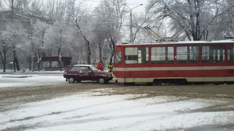 В центре Запорожья легковушка врезалась в трамвай – ФОТО