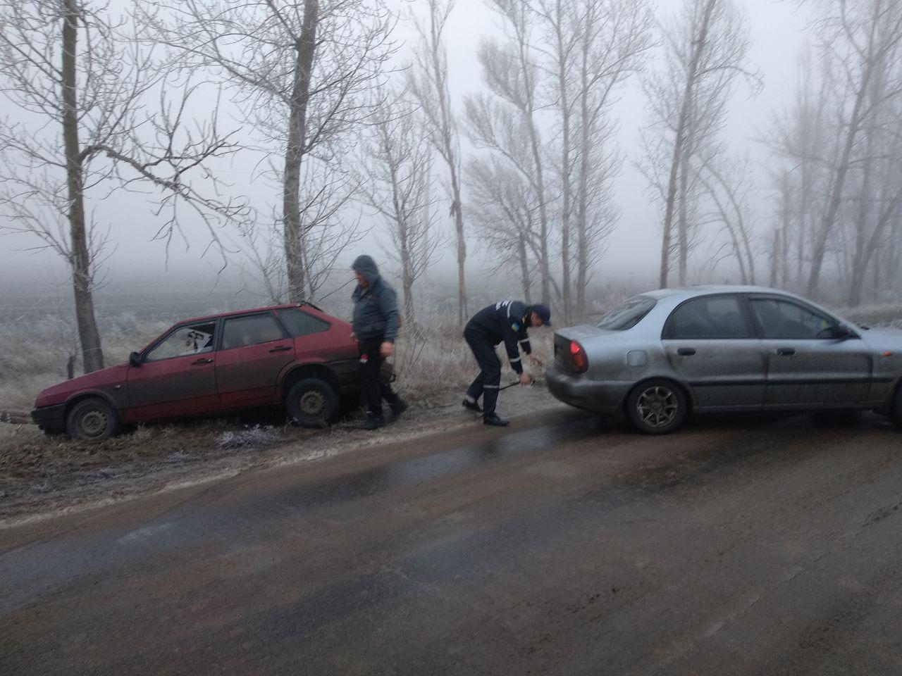 Запорожские спасатели  по дороге в АТО вытащили автомобиль, который съехал в кювет