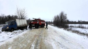 В области спасатели вытащили из снежных заносов девять машин - ФОТО