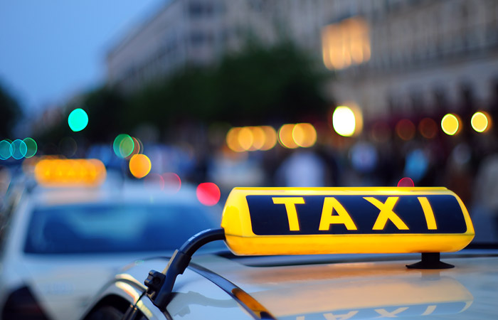 В Запорожье таксист задержал злоумышленника, который украл у женщины сумку с деньгами и телефоном - ФОТО