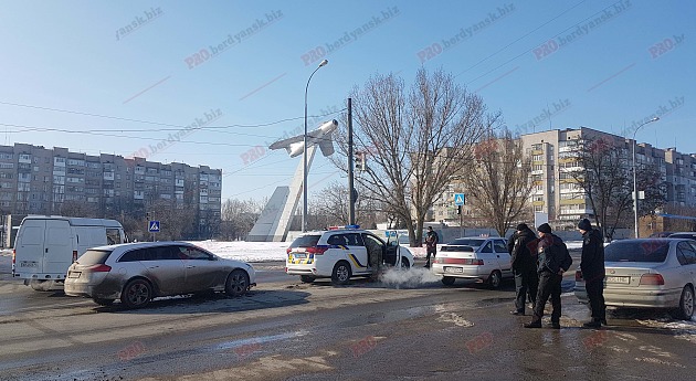В Запорожской области произошло ДТП с участием полицейского авто - ФОТО, ВИДЕО