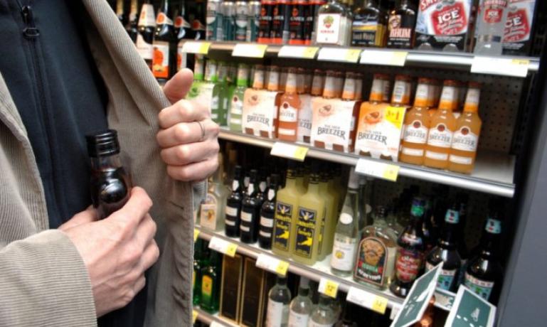 В Запорожье грабители украли из магазина алкоголь и сигареты
