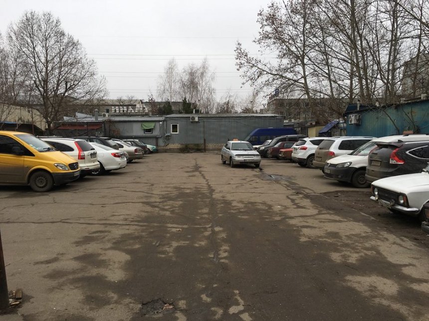 В Запорожской области незаконно выделили под автостоянку участок земли стоимостью более миллиона гривен