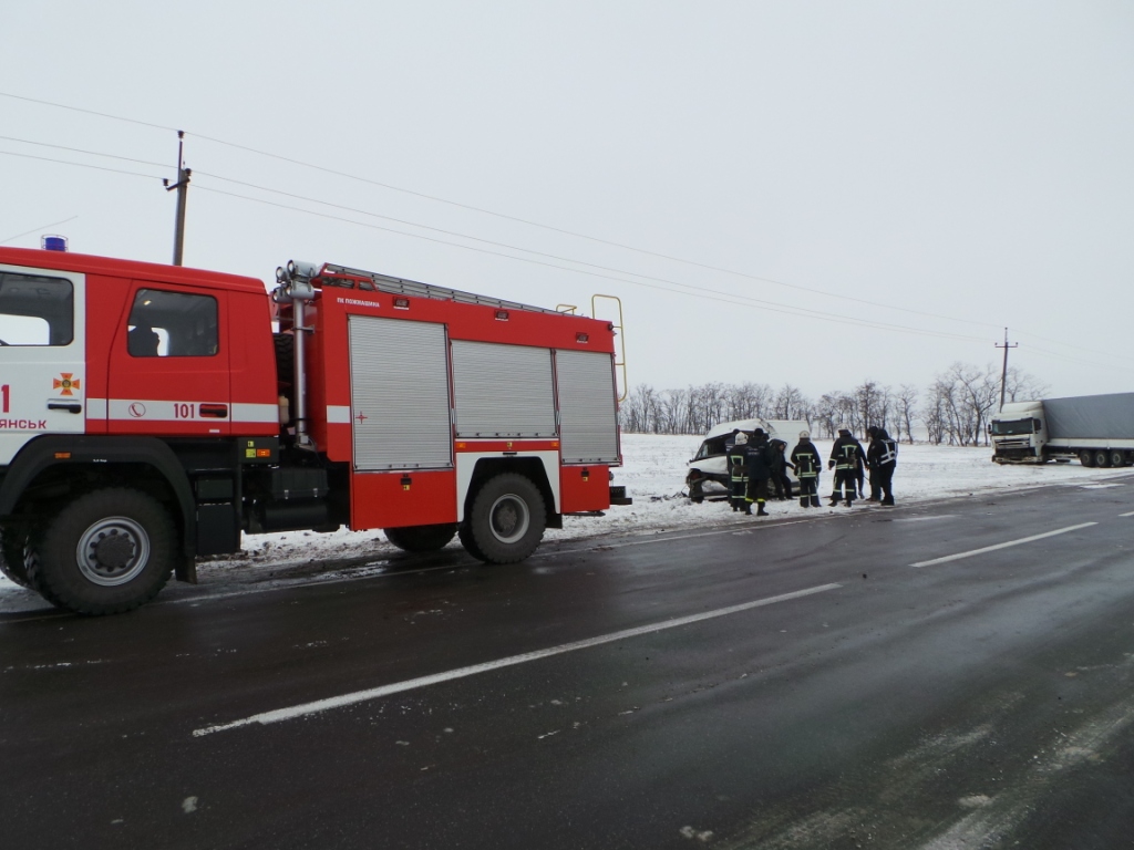 В Запорожской области на трассе фура протаранила микроавтобус: есть пострадавший - ФОТО