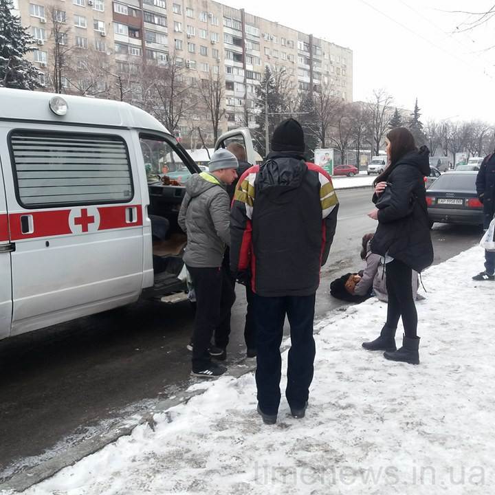 В Запорожье на пешеходном переходе сбили женщину - ФОТО