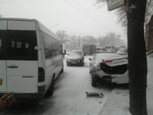 В центре Запорожья две маршрутки и две легковушки попали в ДТП: есть пострадавший - ФОТО