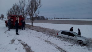 В области спасатели вытащили из снежных заносов шесть машин - ФОТО