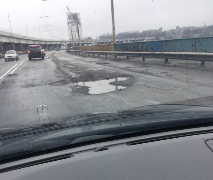 Запорожские водители возмущены состоянием дороги на плотине ДнепроГЭС - ФОТО