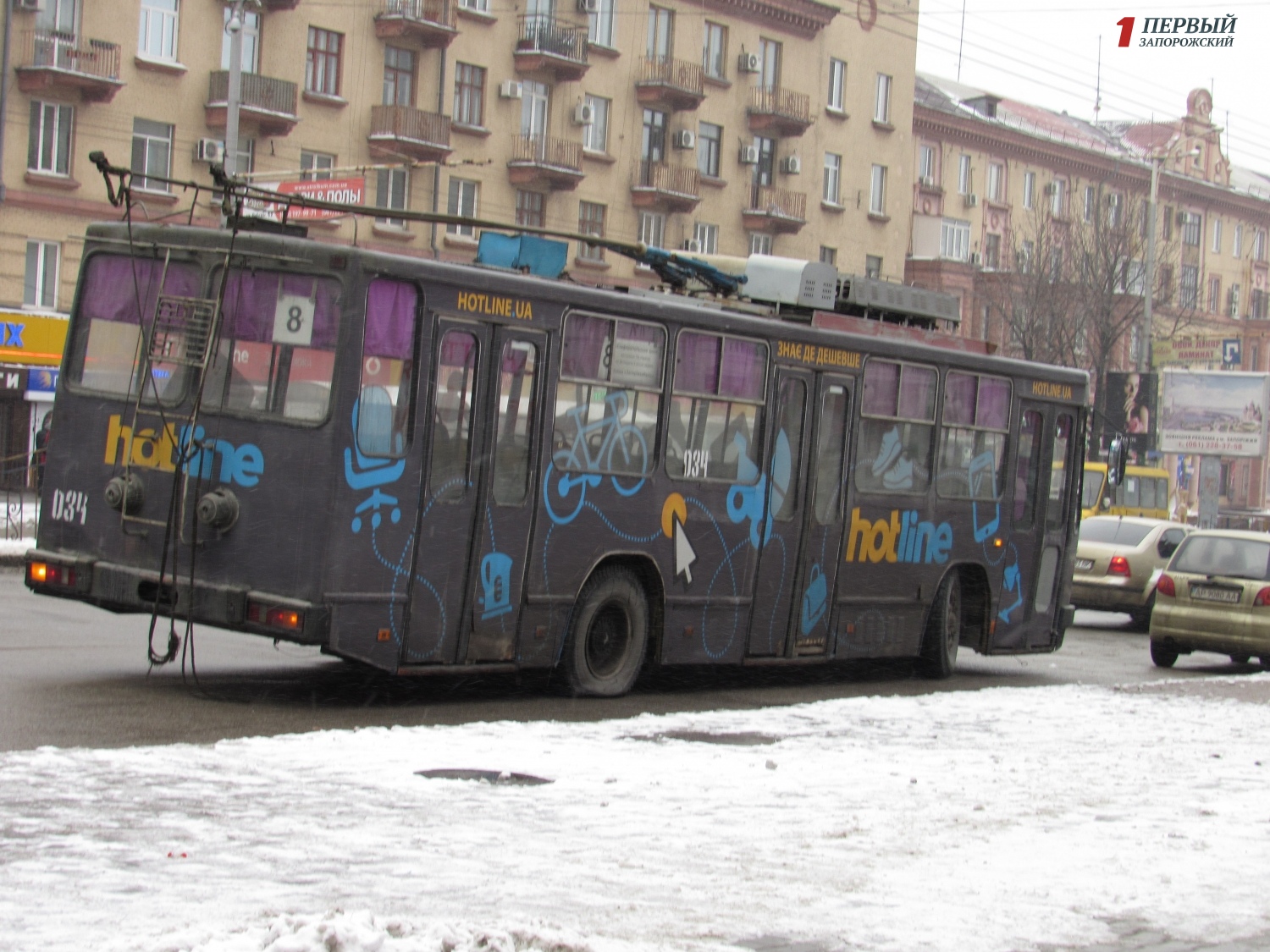 В центре Запорожья у троллейбуса лопнуло колесо – ФОТО