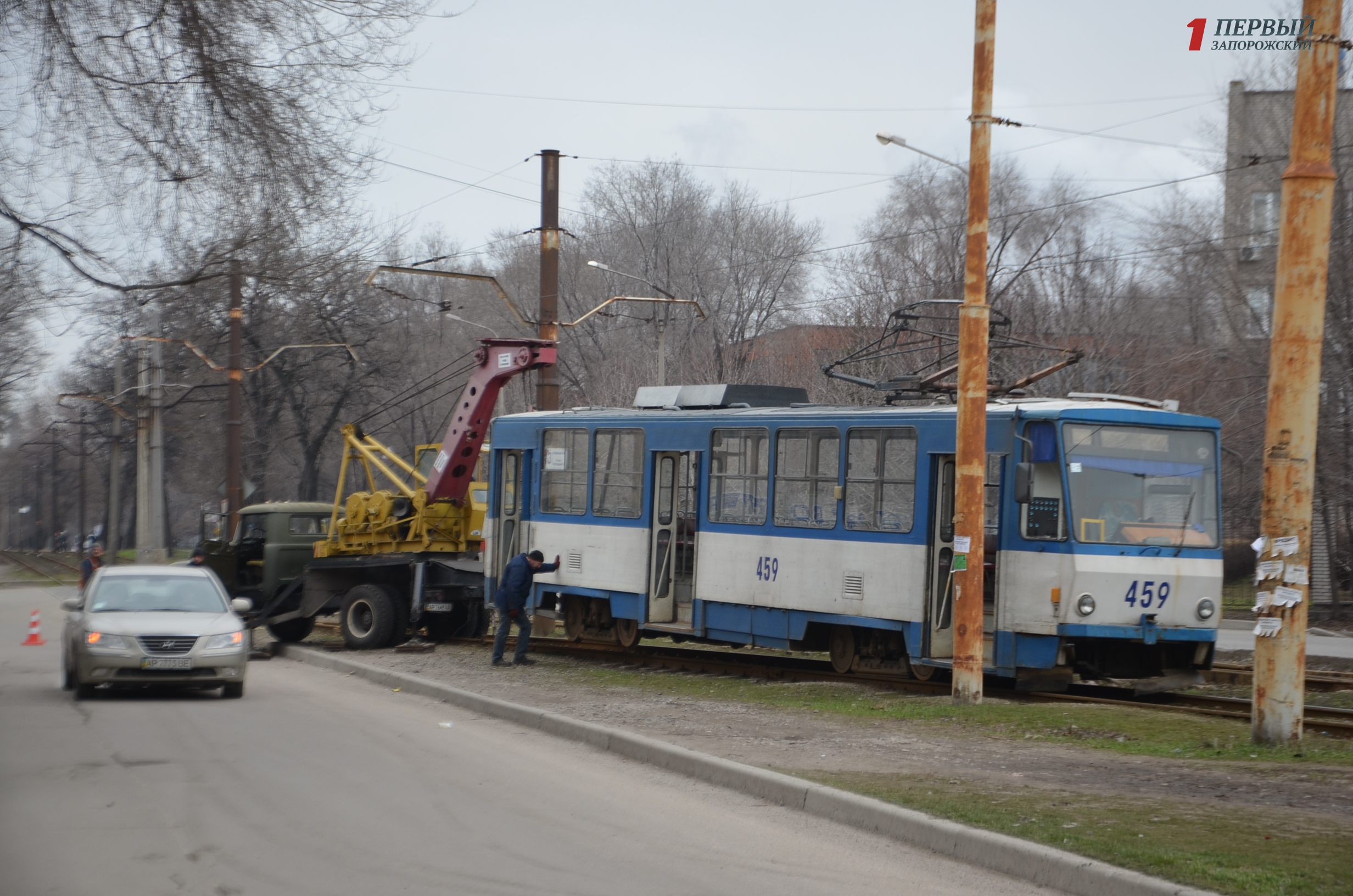 В Запорожье трамвай сошел с рельсов: движение временно ограничено - ФОТО