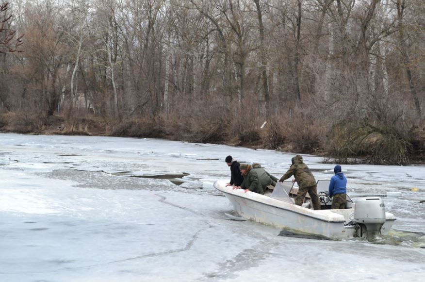 Запорожский рыбоохранный патруль ломает лед, чтобы рыбаки не опустошали зимовальные ямы