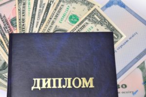 В Запорожской области «на горячем» поймали чиновницу, которая за деньги «штамповала» дипломы