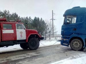 В области спасатели освободили из снежного плена шесть грузовиков и пять легковушек - ФОТО