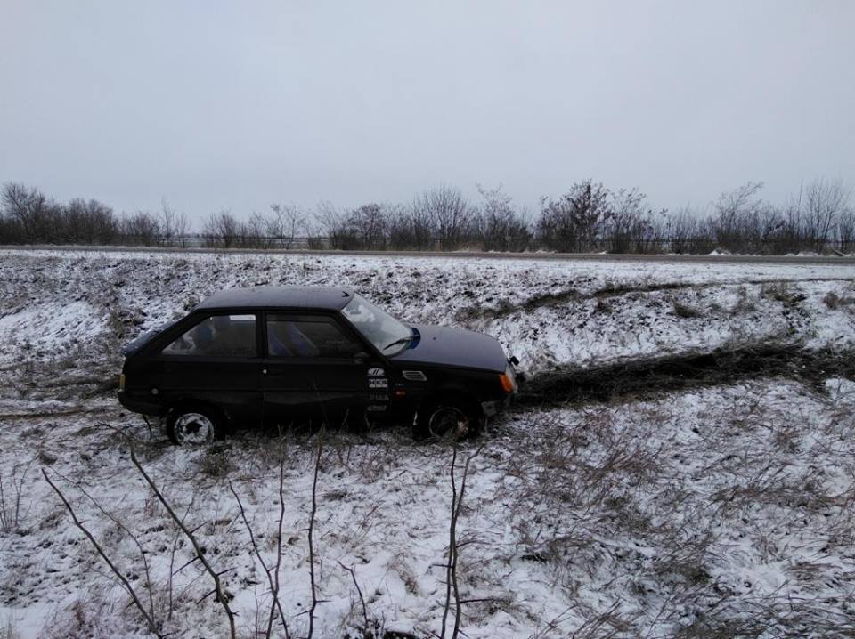 В Запорожской области спасатели вытащили водителя, который застрял в авто на скользком участке дороги