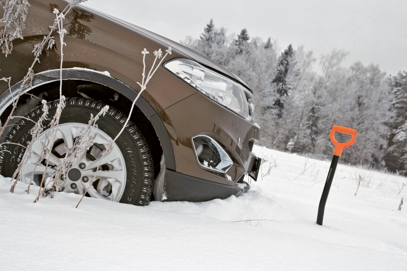 Запорожские спасатели продолжают оказывать помощь водителям, попавшим в снежный плен