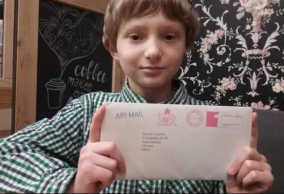 Запорожский школьник получил долгожданное письмо от королевы Великобритании