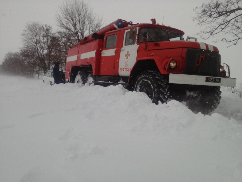 За последние сутки запорожские спасатели освободили из снежного плена 44 человека