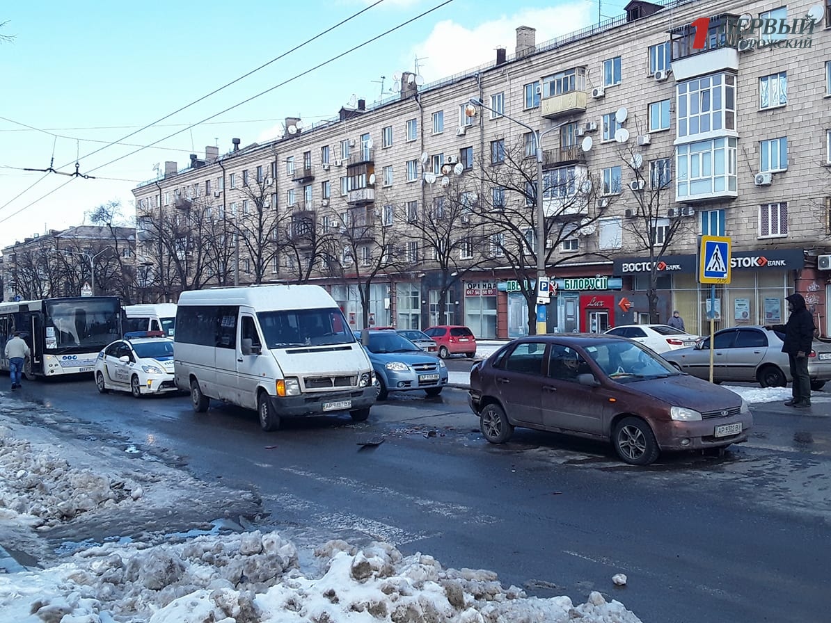 В Запорожье на проспекте столкнулись маршрутка и легковой автомобиль - ФОТО, ВИДЕО