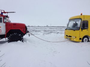 В Запорожской области школьный автобус попал в снежный плен - ФОТО