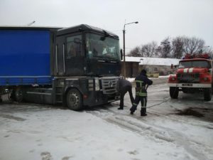 В Запорожье на дороге застрял грузовик 