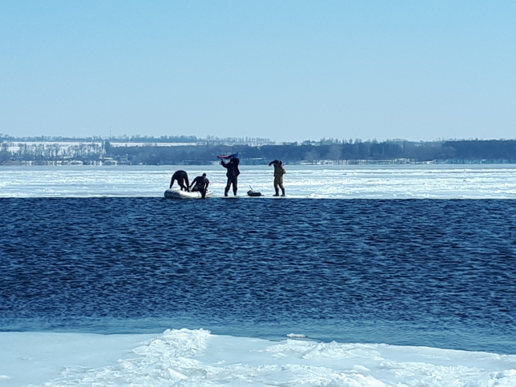 В Запорожском районе двоих рыбаков сняли с дрейфующeй льдины - ФОТО