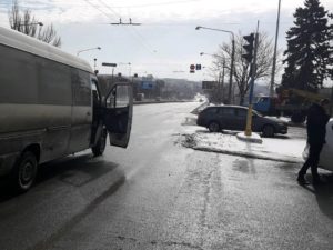В центре Запорожья маршрутка с пассажирами попала в ДТП - ФОТО