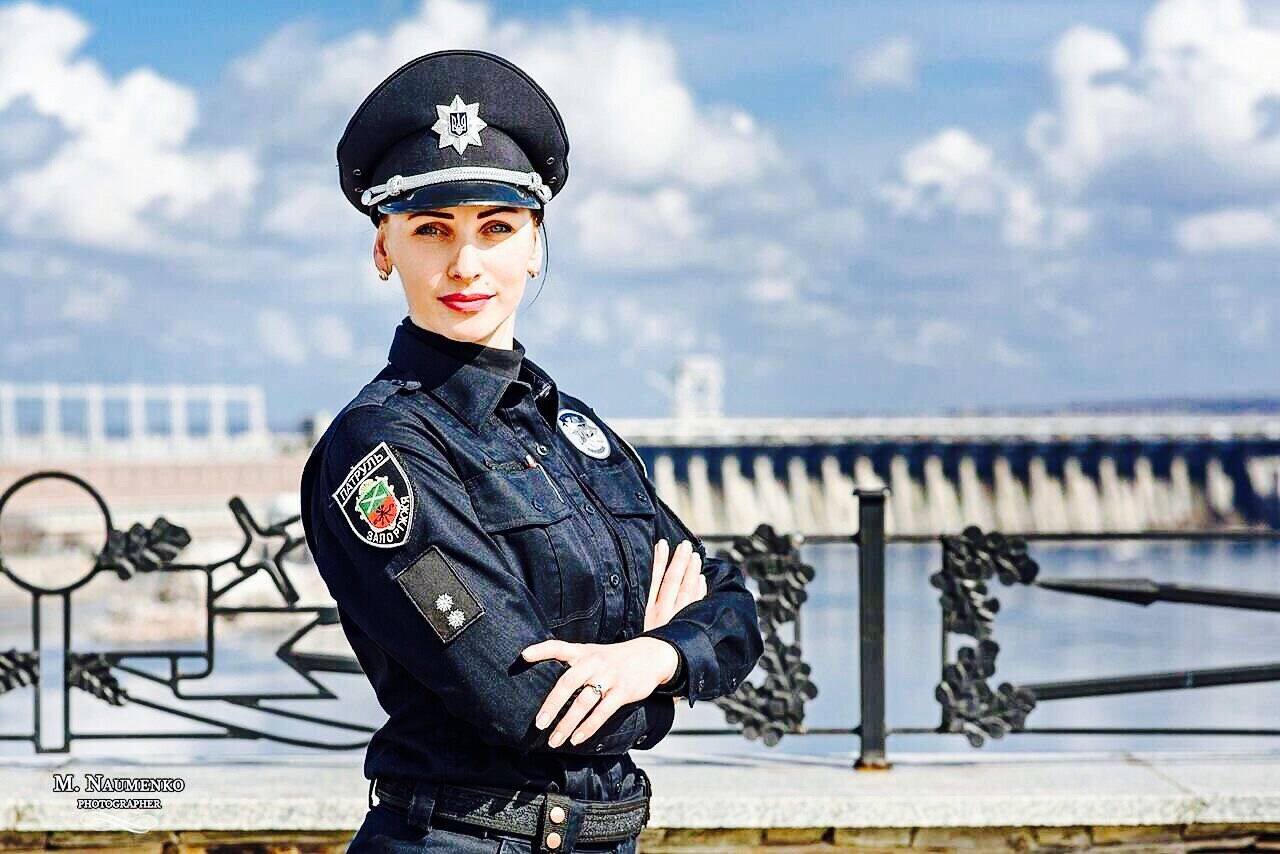 Сотрудница патрульной полиции Запорожья в свой выходной задержала грабителей, которые отобрали барсетку у прохожего