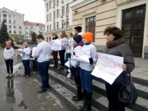 В Запорожье активисты обратились к нардепам с просьбой учитывать права переселенцев  и мигрантов - ФОТО