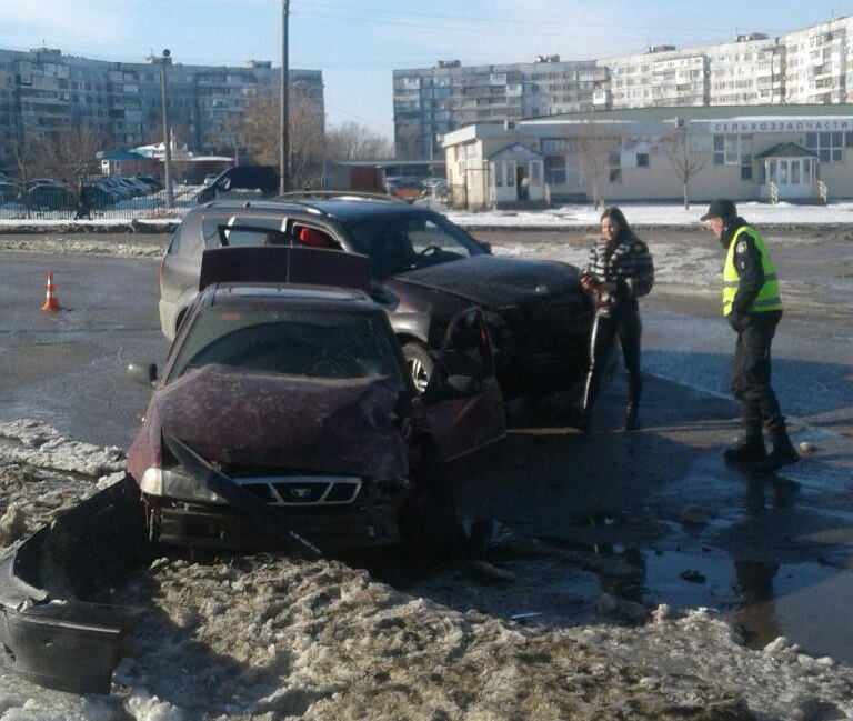 В Запорожье столкнулись два авто: есть пострадавшие - ФОТО