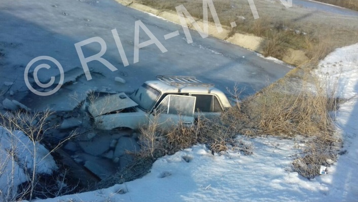 В Запорожской области водитель утопил свой автомобиль в ледяной реке - ФОТО