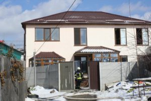 В Запорожье 19 спасателей тушили пожар в двухэтажном жилом доме - ФОТО