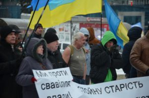 В мороз в одной майке: в Запорожье на митинг за отставку Порошенко пришел мужчина без верхней одежды - ФОТО