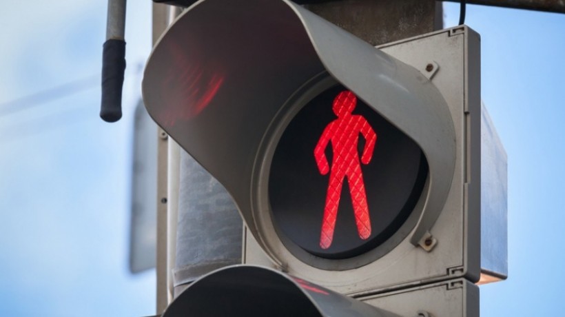 В области легковушка сбила мужчину, переходившего дорогу на красный свет возле пешеходного перехода
