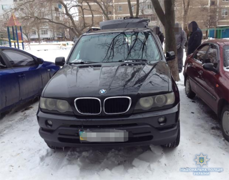 Запорожские полицейские нашли в автомобиле энергодарца наркотики и оружие - ФОТО