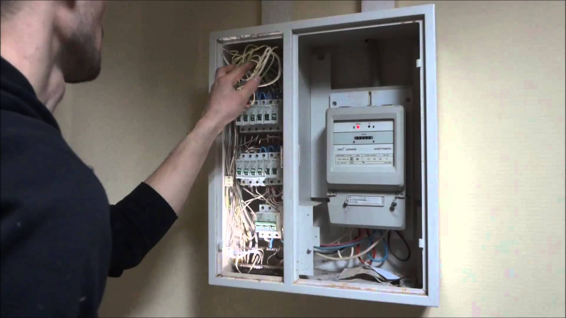 В Запорожской области электрик попытался проткнуть напильником жильца дома, который сделал ему замечание