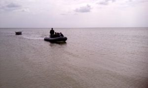 В Запорожской области троих мужчин унесло на лодке в открытое море - ФОТО
