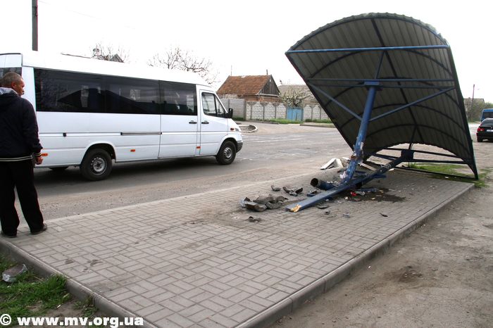 Ночное ДТП в Запорожской области: автомобиль снес остановку общественного транспорта - ФОТО