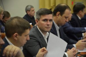 Запорожский депутат заработал на окнах 1,3 миллиона гривен и купил еще один офис в Днепре