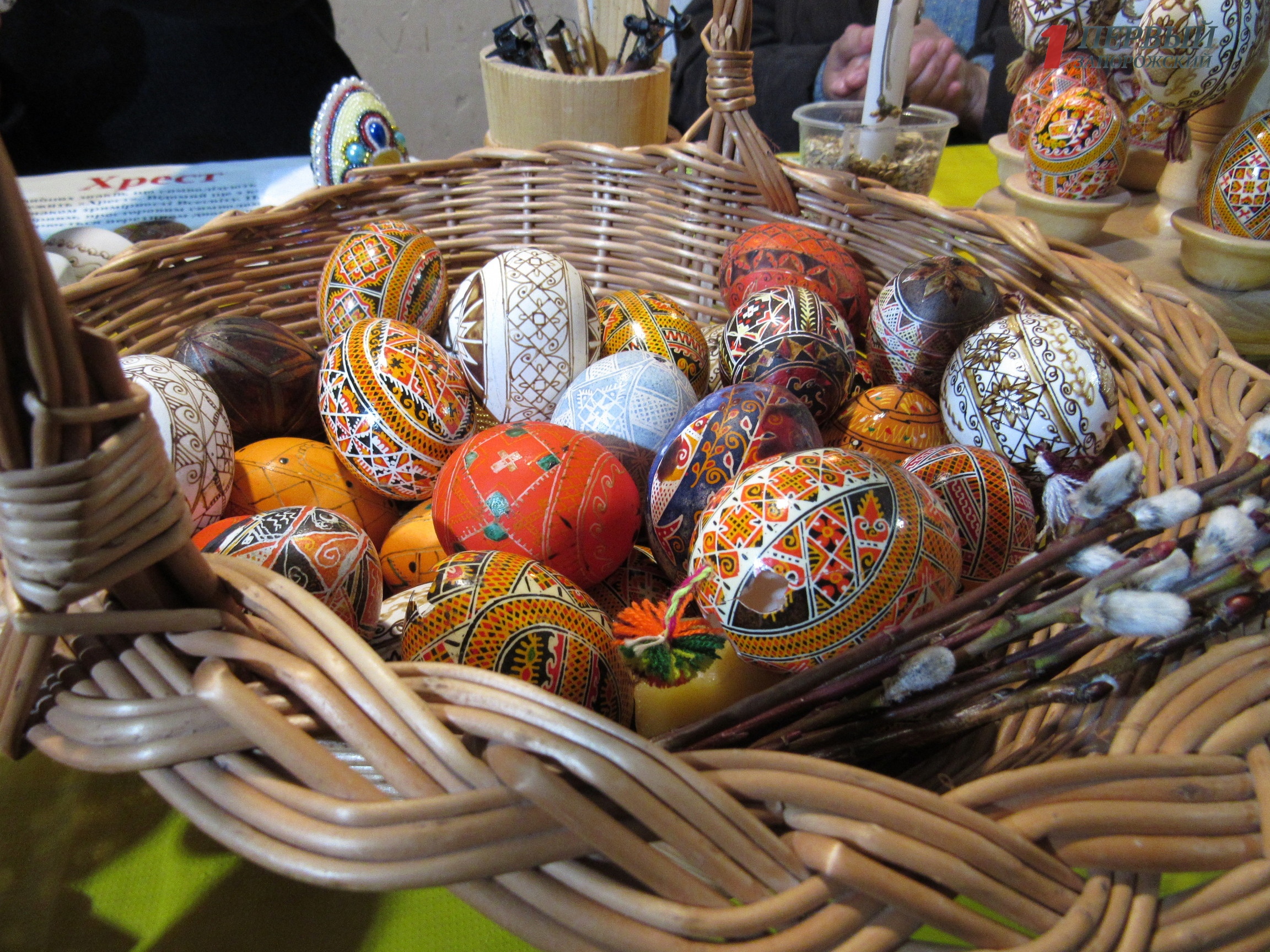 В Запорожье на острове Хортица провели мастер-класс по росписи пасхальных яиц – ФОТО