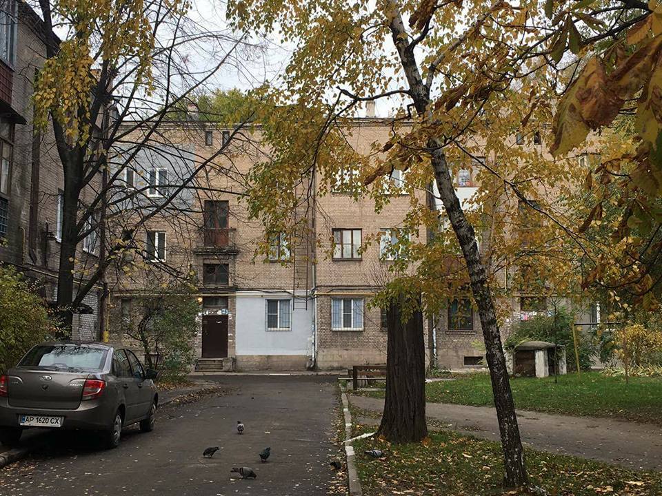 В Запорожье в квартире жилого дома обрушился потолок