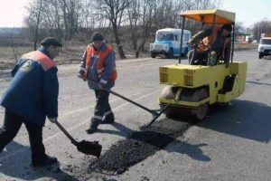 В Запорожской области дорожники сосредоточились на аварийном ямочном ремонте