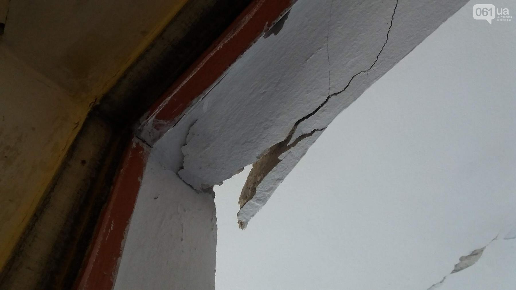 В Запорожье жильцы аварийного дома пожаловались, что их квартиры не включили в перечень требующих ремонта