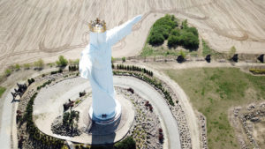 В Польше гигантская фигура Иисуса Христа раздает интернет