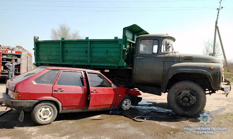 На трассе в Запорожской области грузовик протаранил легковушку: пассажир и водитель в больнице - ФОТО