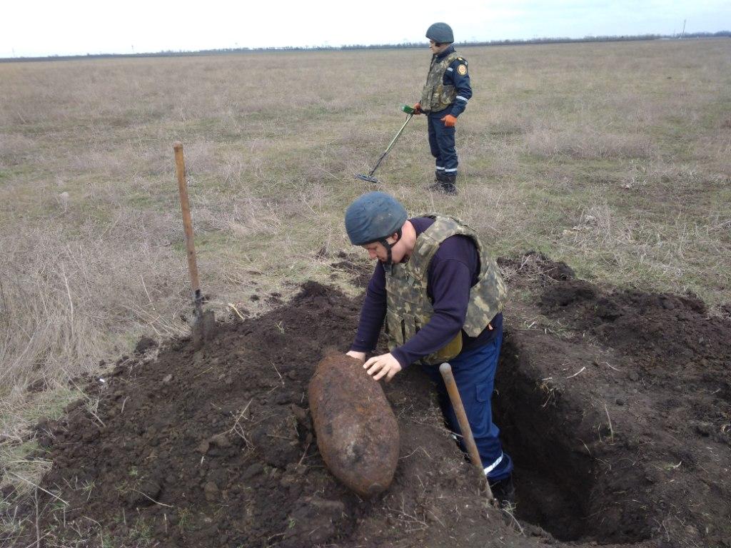 Авиабомба, граната и артиллерийские снаряды: запорожские спасатели обнаружили боеприпасы времен ВОВ